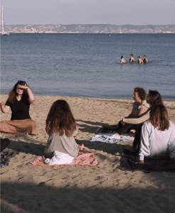 sophrologie groupe sur la plage